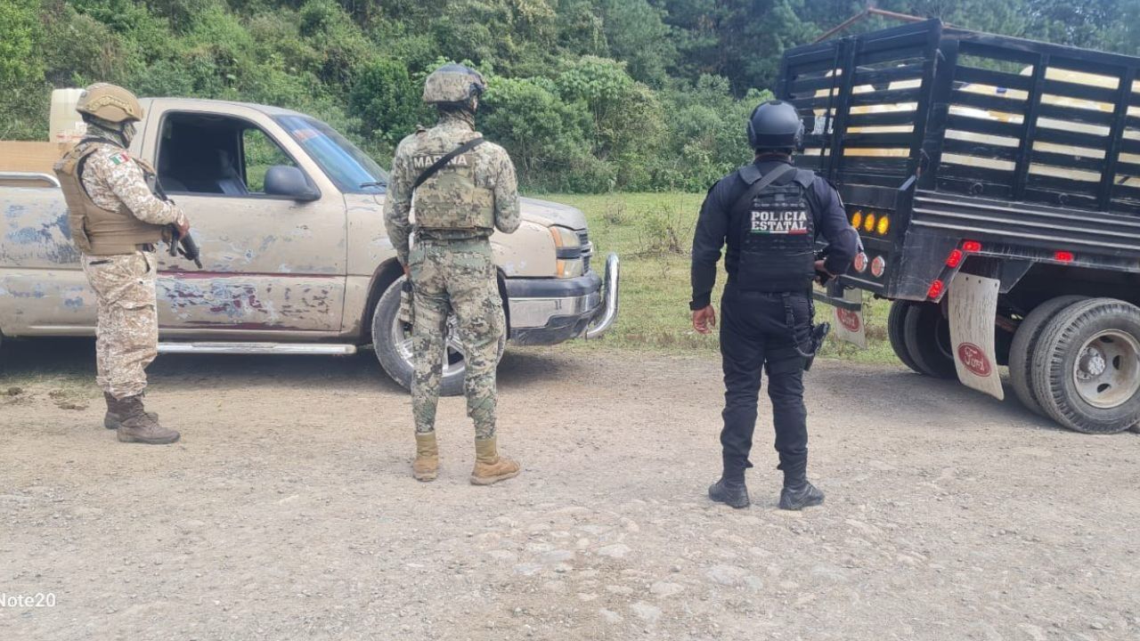  Aseguran SSP y SEMAR tres camionetas utilizadas para transportar combustible presuntamente robado
