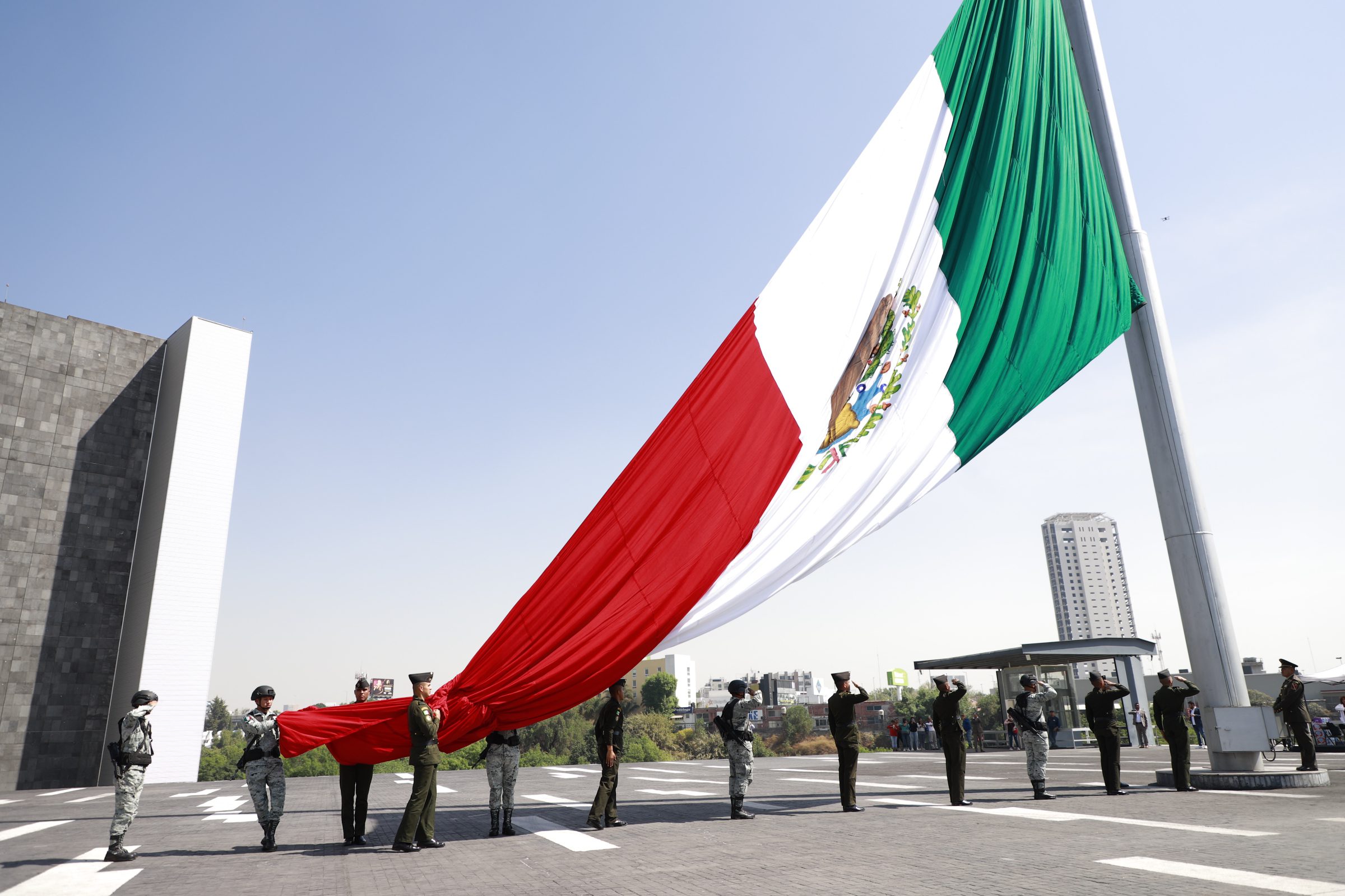  Presidió el Gobernador Sergio Salomón Ceremonia al Día de la Bandera a la par del Ejecutivo Federal