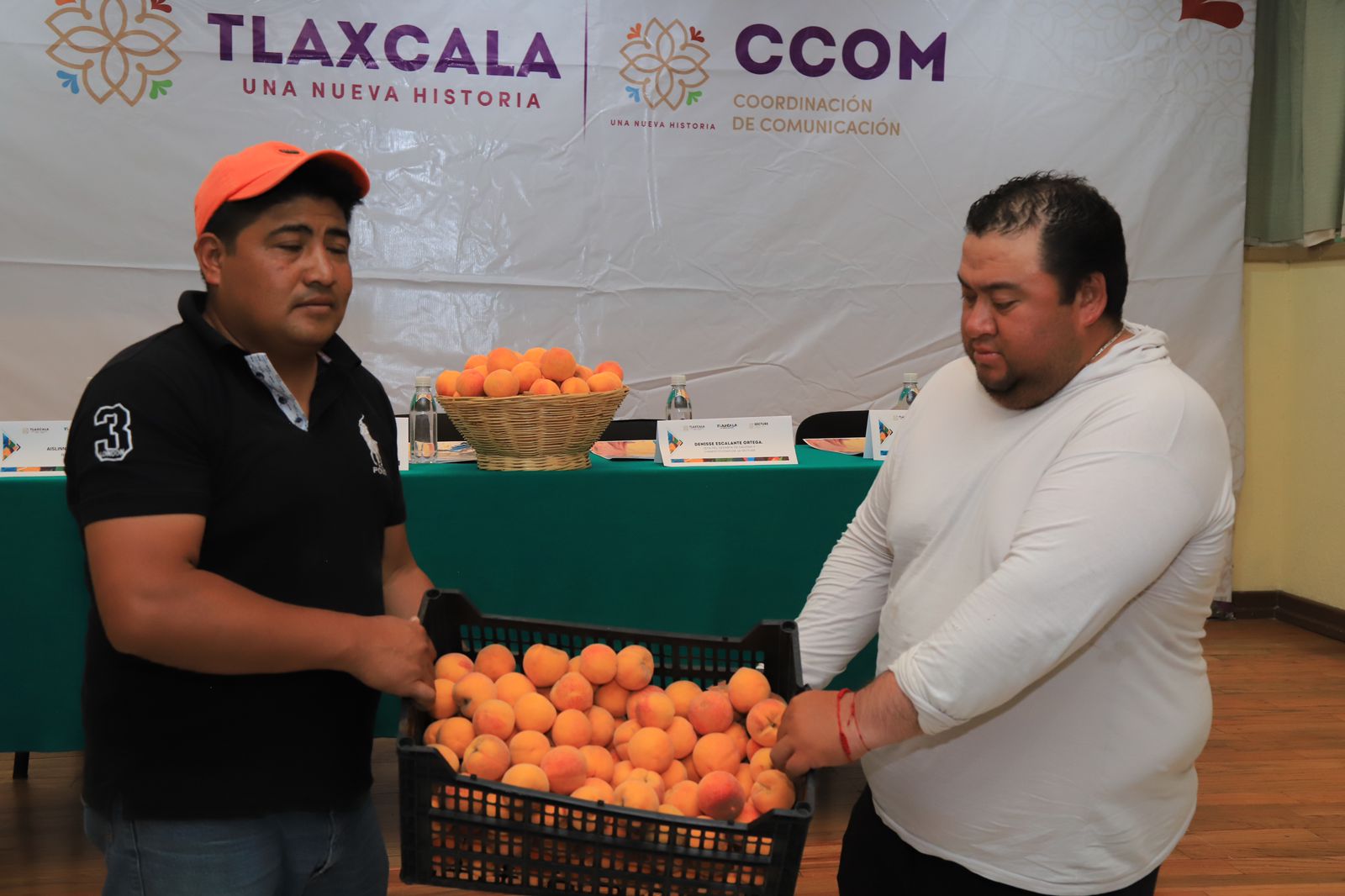  Presentan durazneros de Atltzayanca Feria Regional 2024