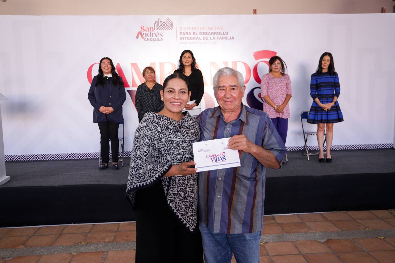  Entrega Lupita Cuautle auxiliares auditivos en San Andrés Cholula