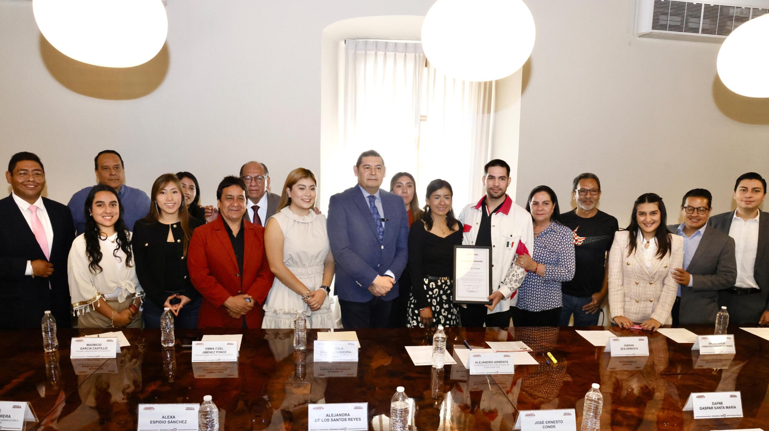  Puebla, tierra de campeones: Armenta reconoce a Gibrán Zea, esgrimista olímpico