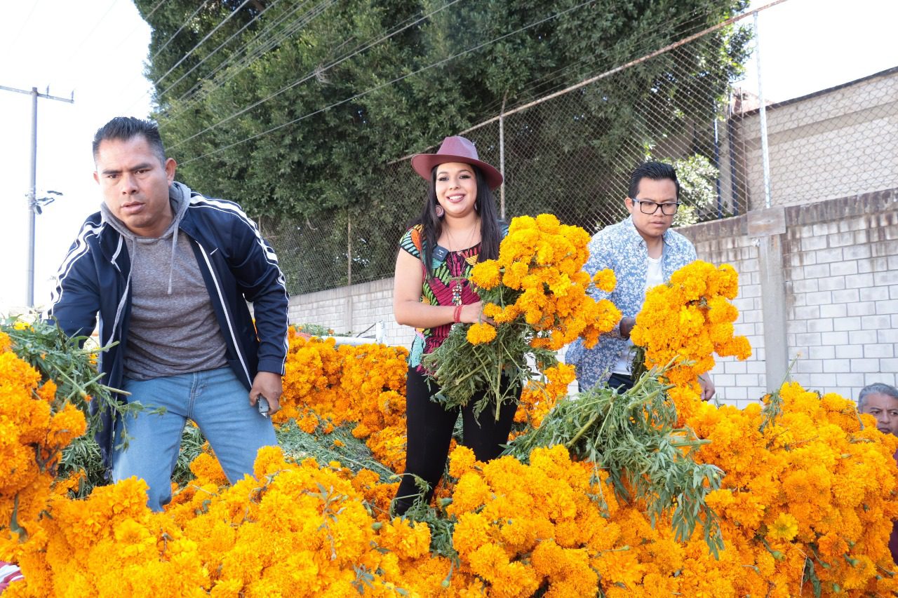  Entrega Gobierno de Cholula flores en panteones municipales