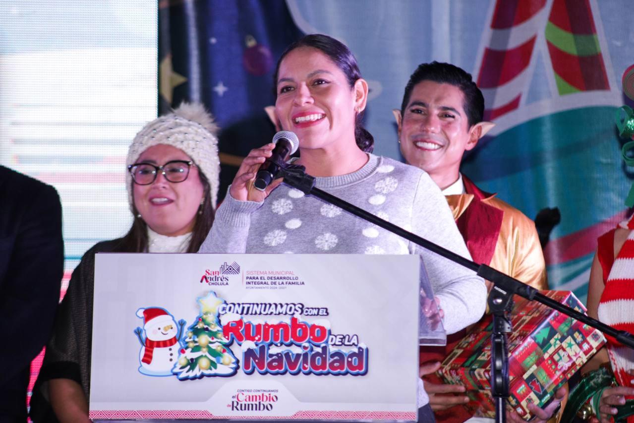  Lupita Cuautle da inicio al programa “Continuamos con el Rumbo de la Navidad”