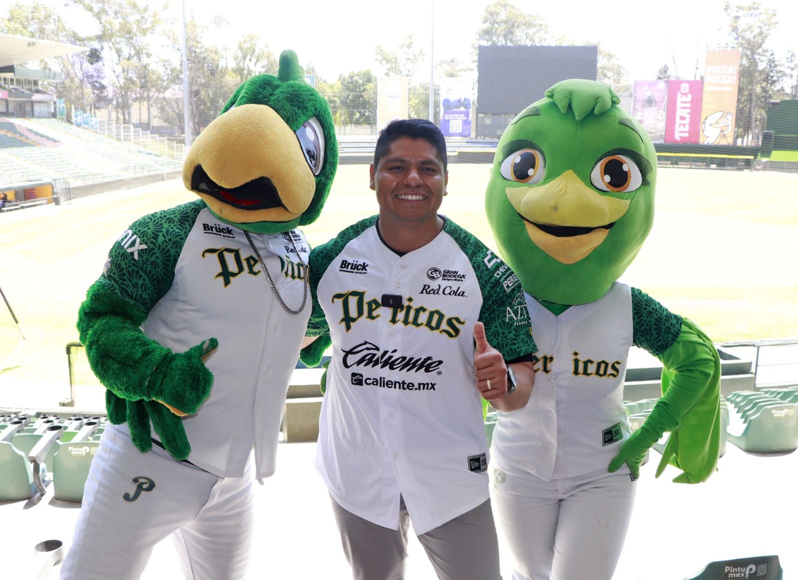  Firma Omar Muñoz convenio de colaboración con el equipo de béisbol “Pericos”