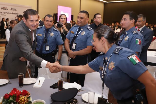Alejandro Armenta Reconoce a policías en Puebla (1)