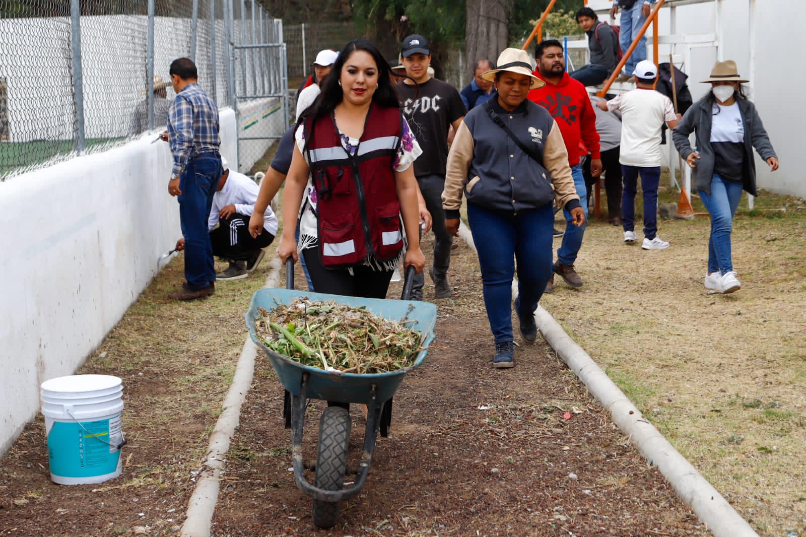  Tonantzin Fernández fortalece participación ciudadana con faenas comunitarias en juntas auxiliares