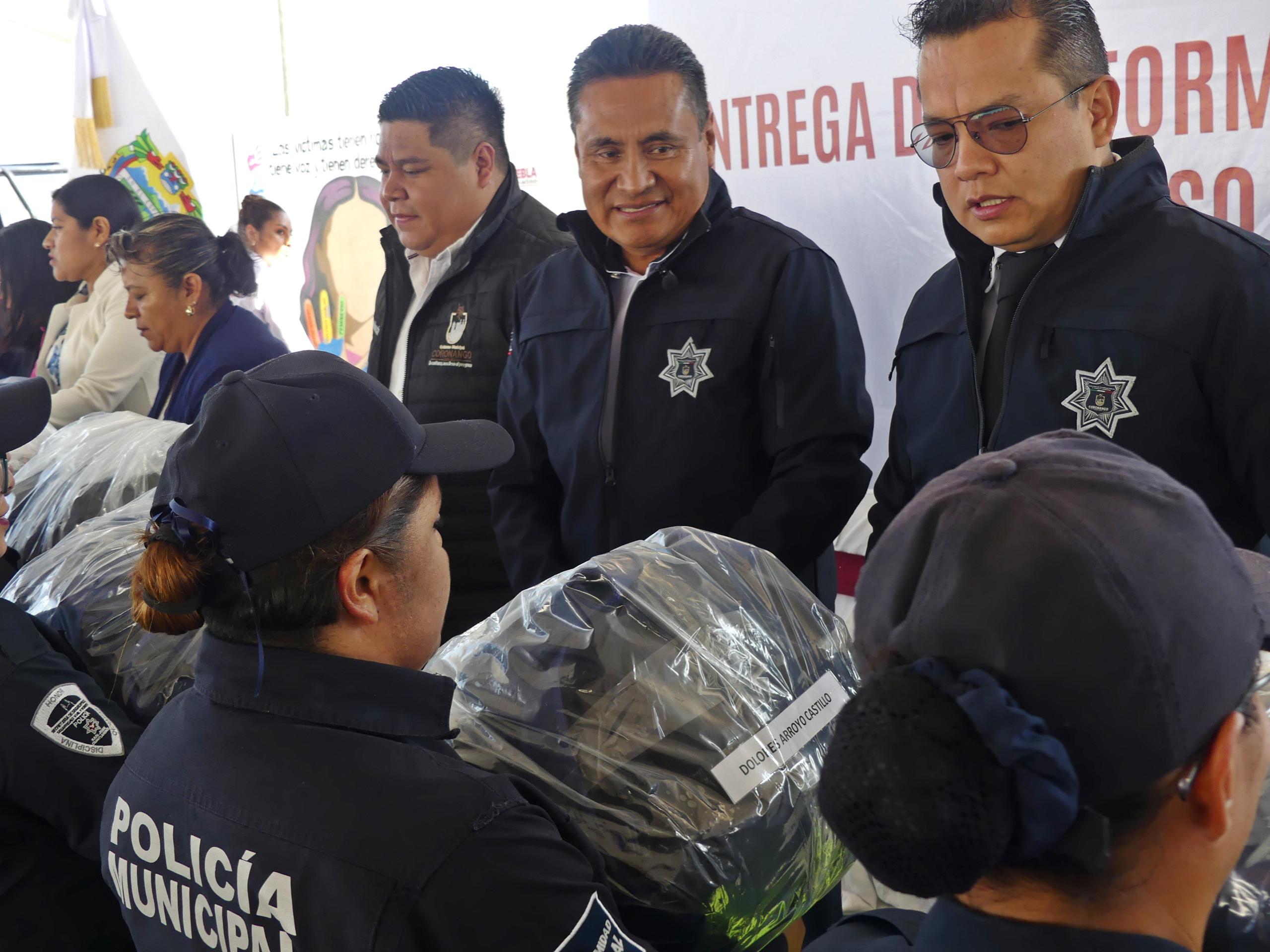  Con inversión de 2 mdp, entrega Armando Aguirre uniformes a policías de Coronango
