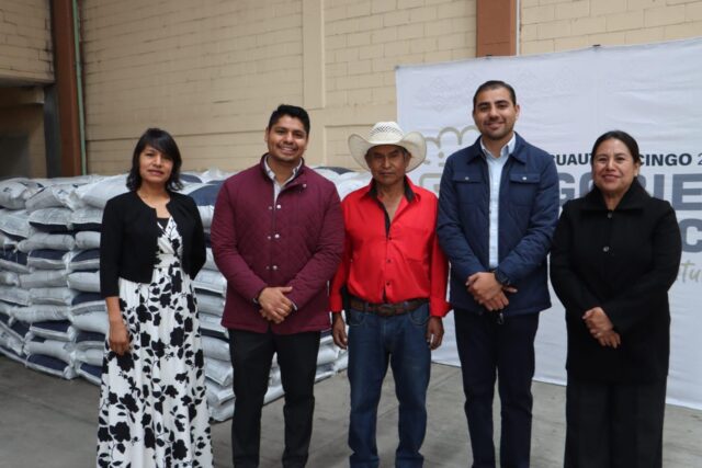 Omar Muñoz ffertilizante a productores de san Lorenzo