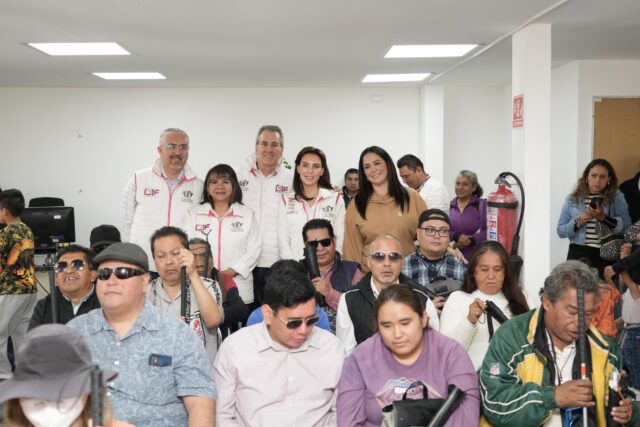 Entrega bastones guía a invidentes Pepe Chedraui MariElise