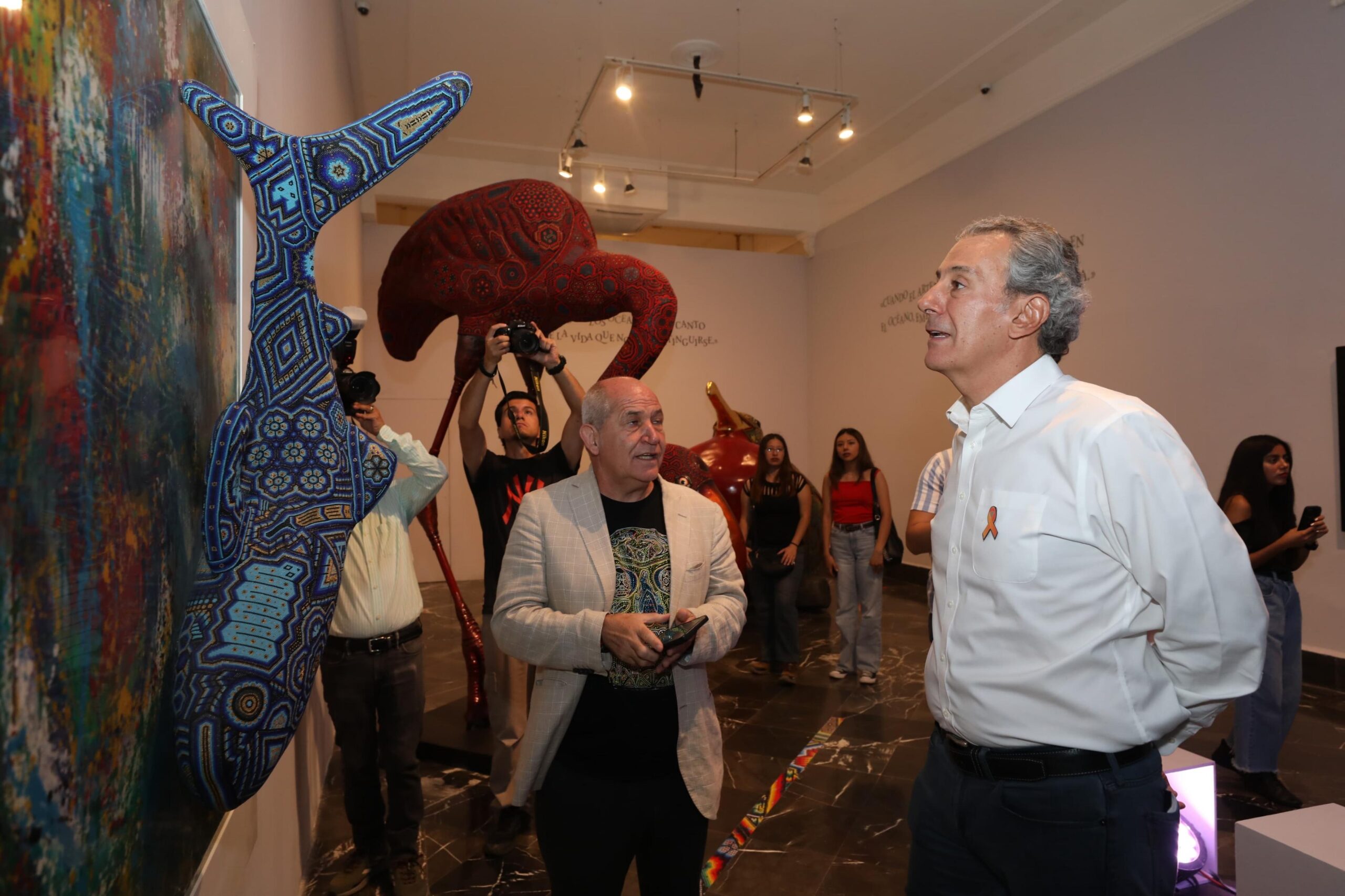  Recorre Pepe Chedraui la exposición “El Murmullo de los Océanos” en la Galería del Palacio Municipal