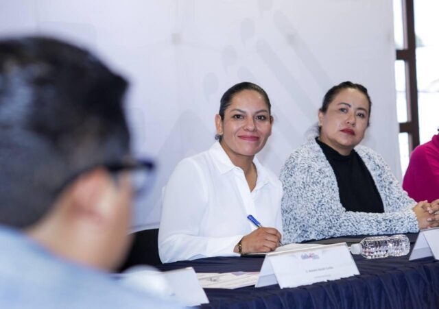 Lupita Cuautle reconice a becados de la UDLAP