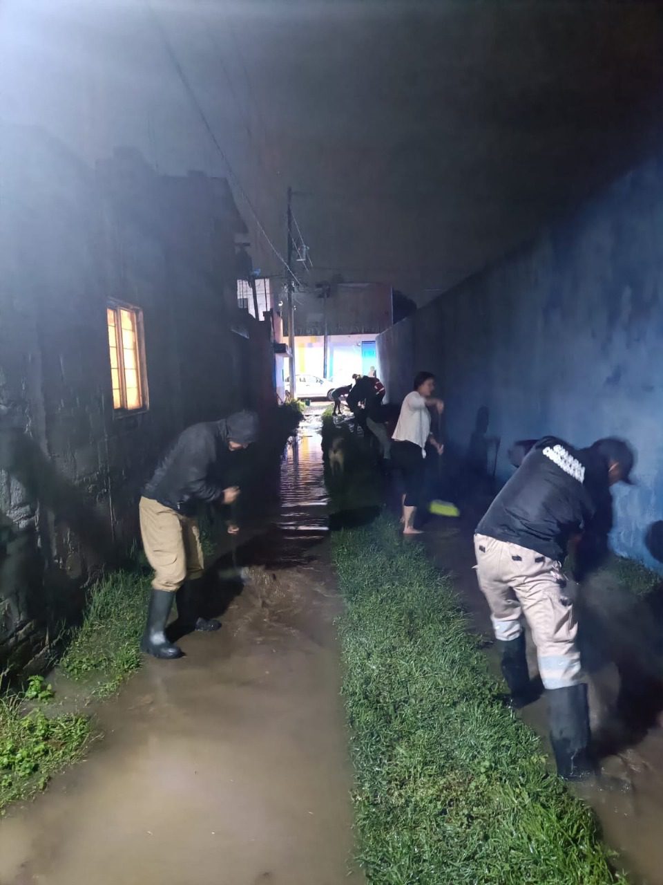  Gobierno de Tonantzin Fernández atiende de inmediato afectaciones por desborde de arroyo en Santa Bárbara Almoloya