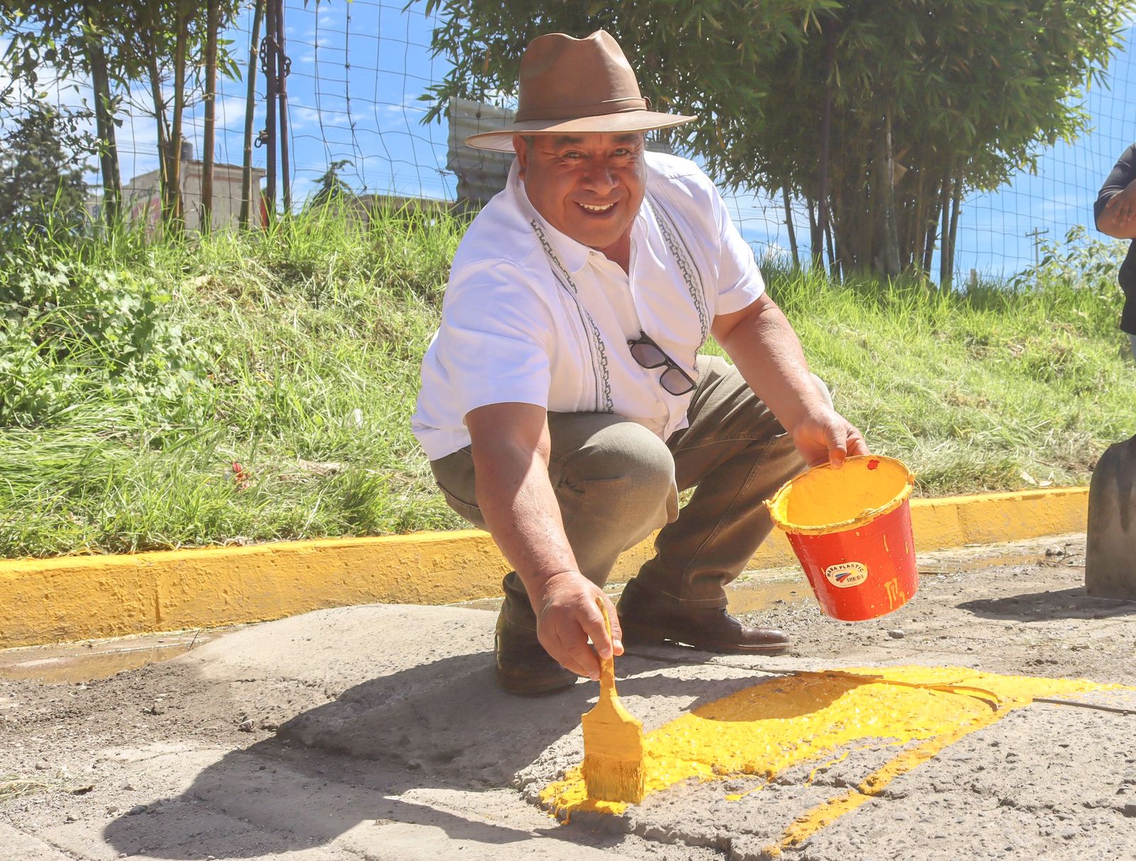  Héroes del mantenimiento urbano en Amozoc: Bachean, Podan, limpian y pintan calles