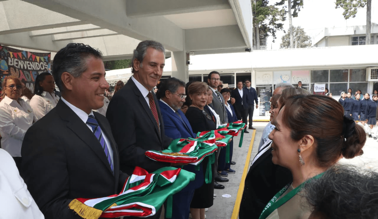  Encabeza Pepe Chedraui entrega de banderas en escuelas, juntas auxiliares e inspectorías