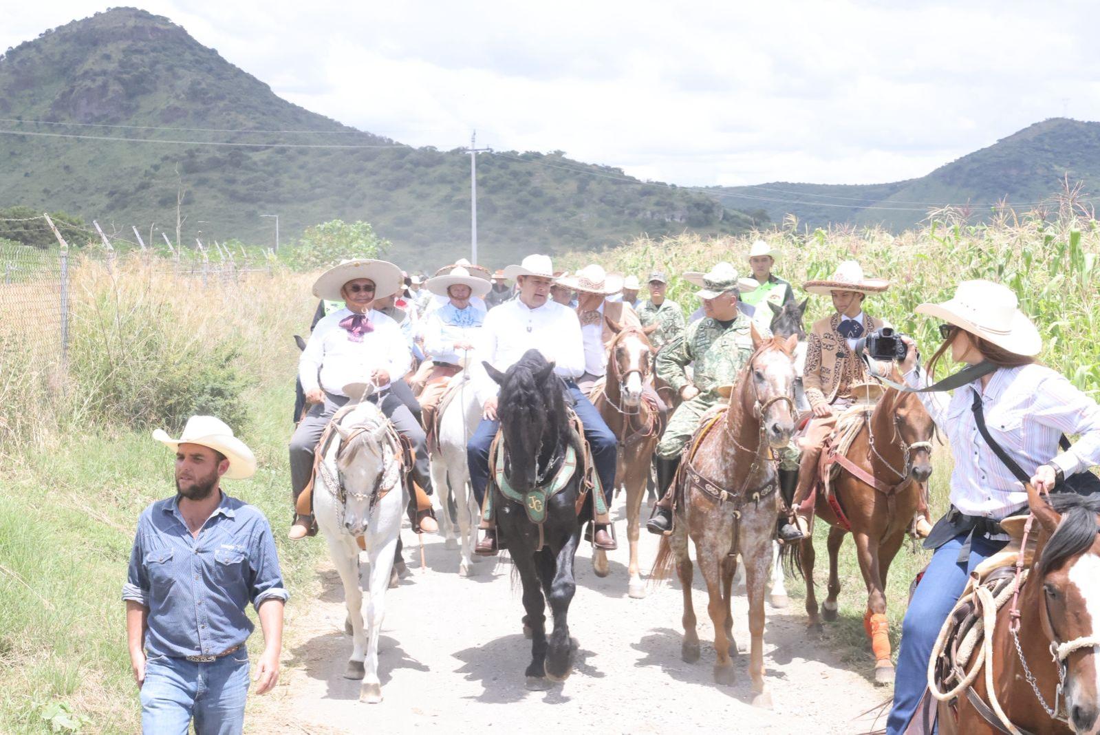  Cabalgata cívico-militar reafirma identidad y compromiso con la paz