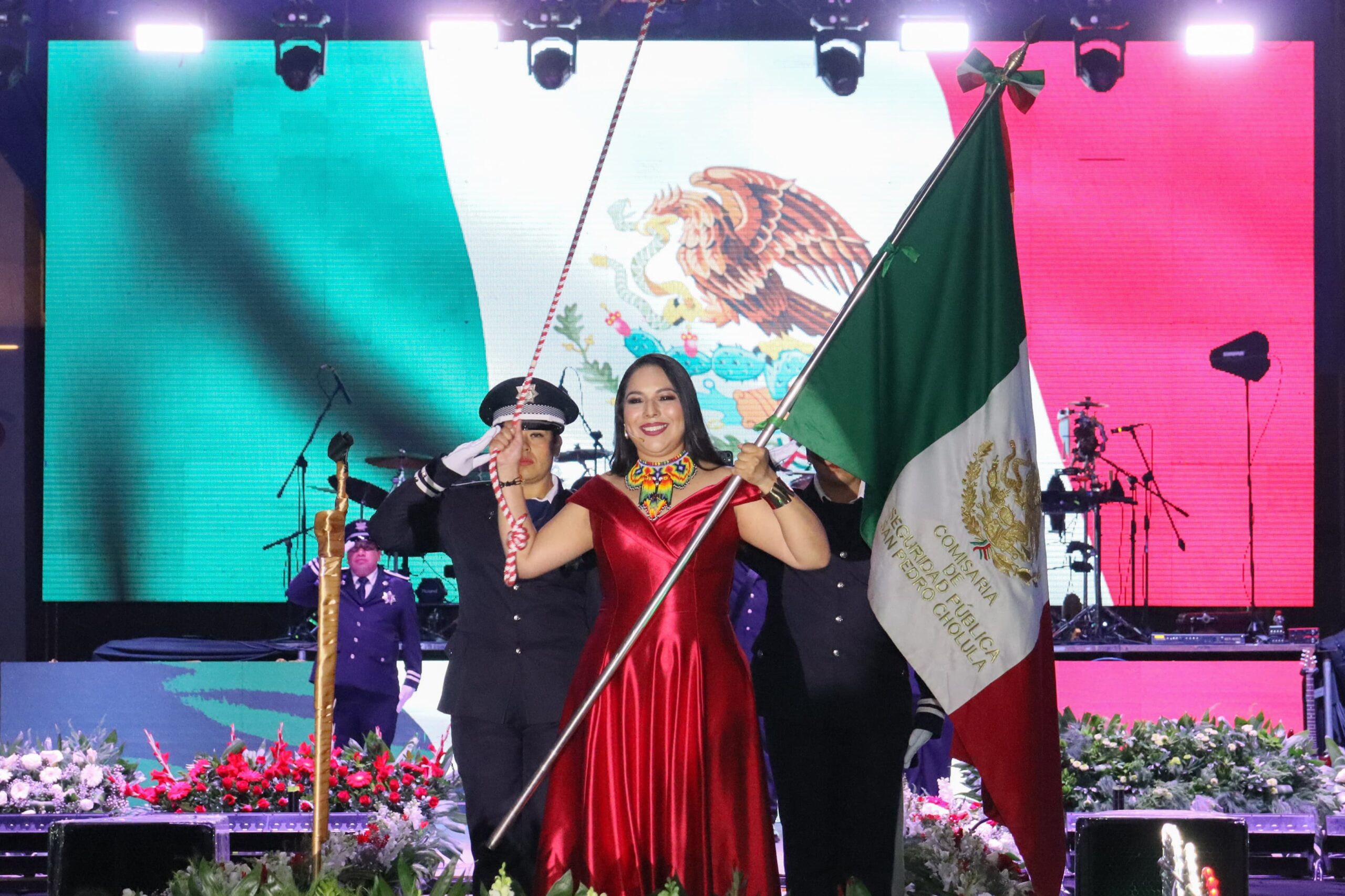  Tonantzin Fernández encabeza el Grito de Independencia en San Pedro Cholula