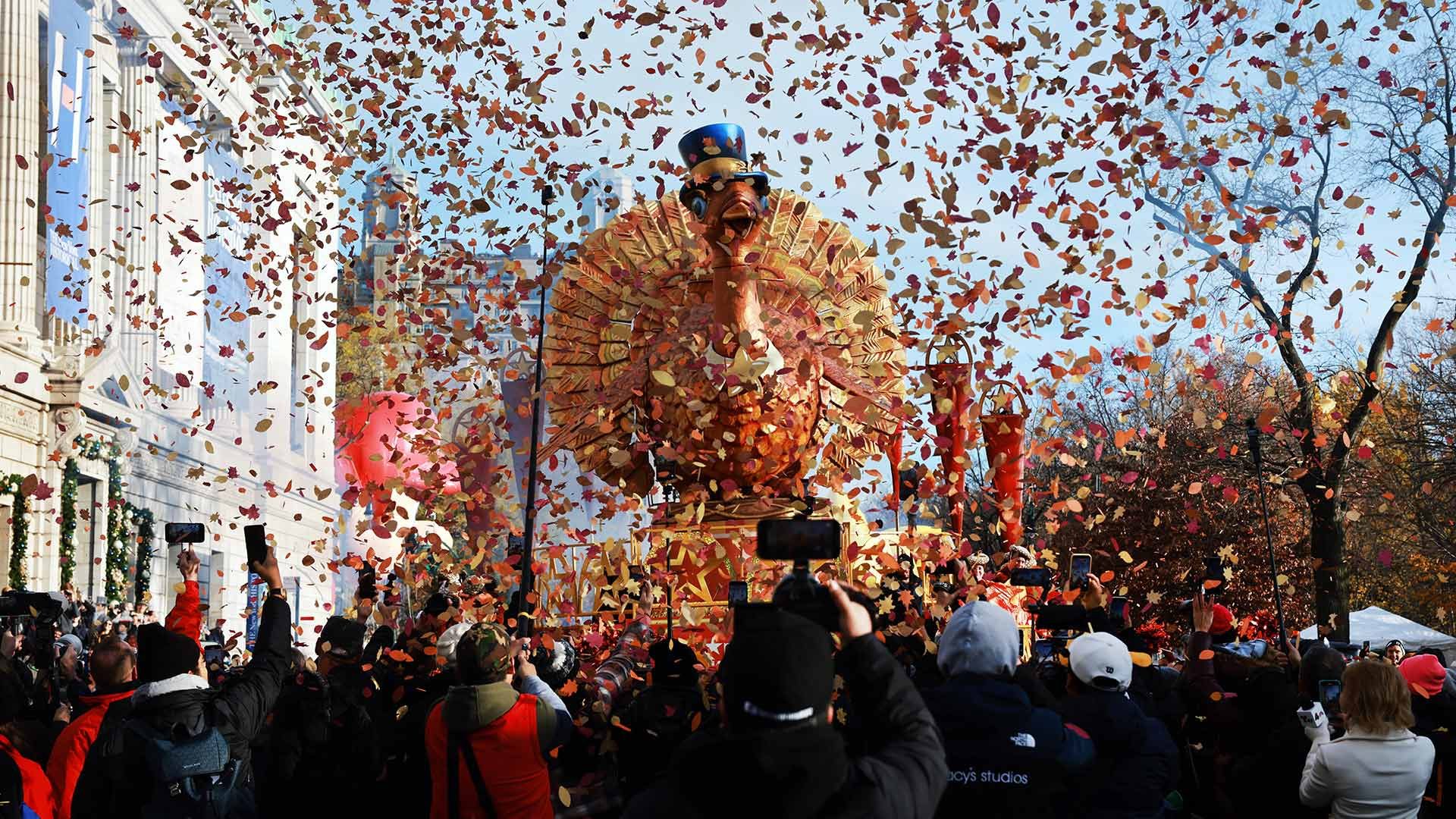  En camino al desfile de Acción de Gracias número 100, más de 3 millones de personas se congregaron en las calles de Nueva York.