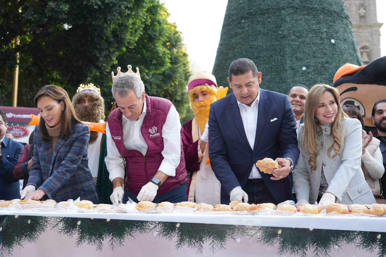  Puebla capital hace historia con la rosca de Reyes más grande del mundo