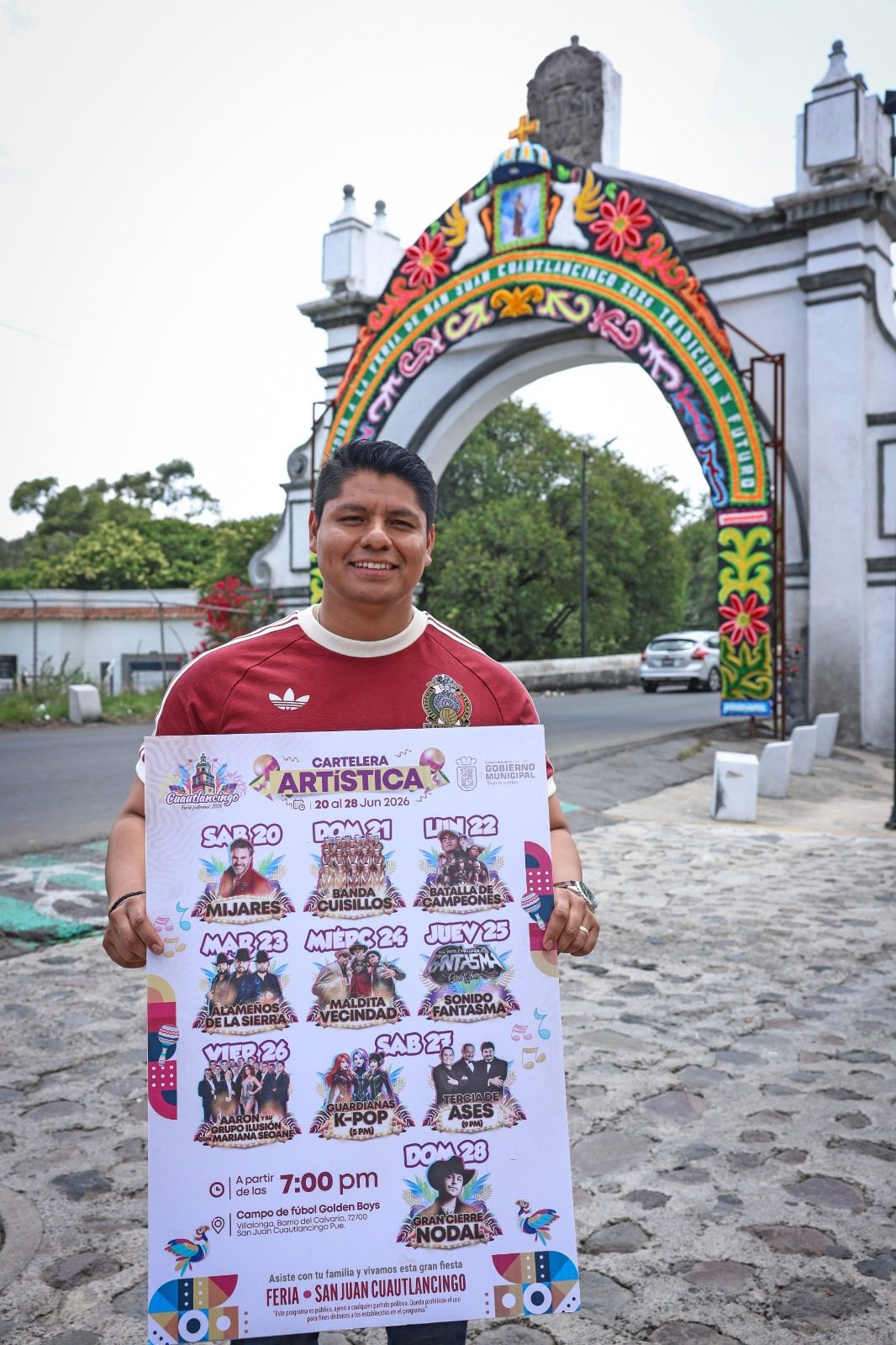  Omar Muñoz presenta enflorado de feria en el Puente de México