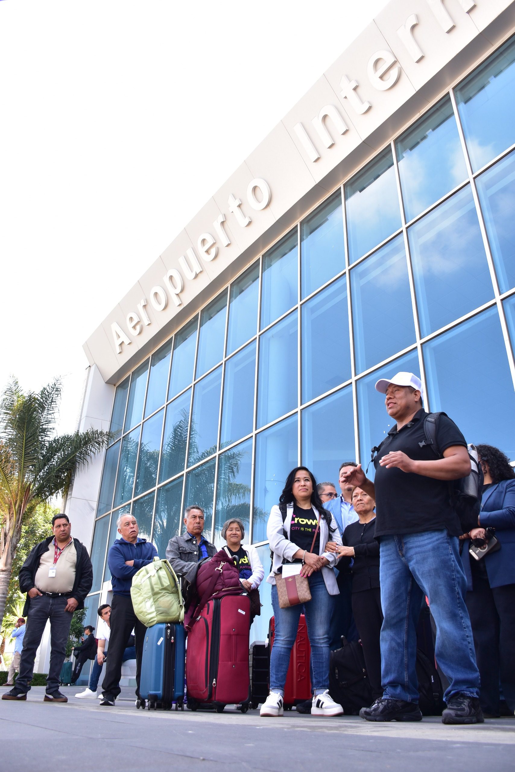  Llegan a Puebla primeros pasajeros del vuelo directo desde Newark