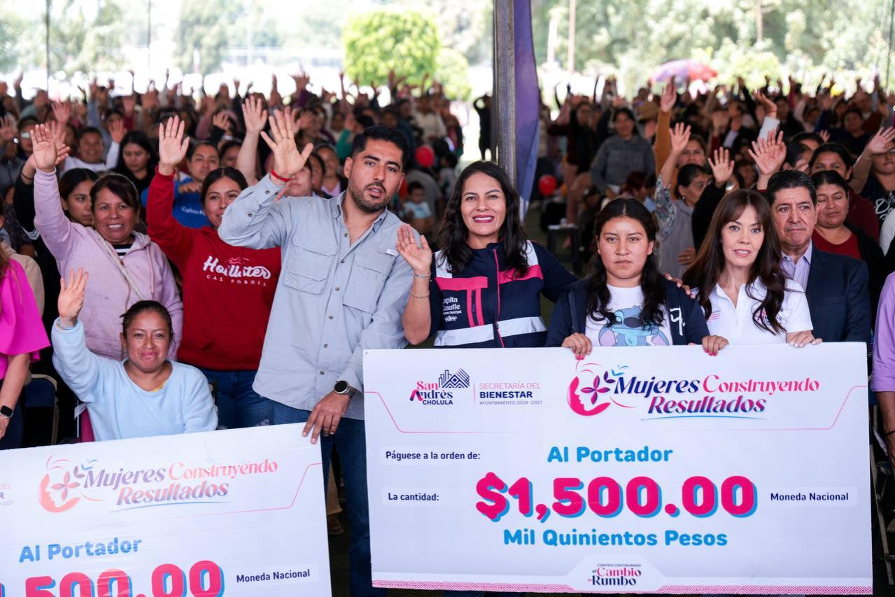  Lupita Cuautle entrega más apoyo y financiamiento para mujeres emprendedoras de San Andrés Cholula