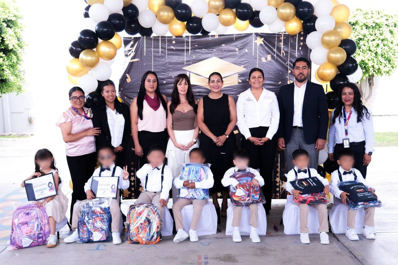  Lupita Cuautle acompaña a estudiantes de San Andrés Cholula en la culminación de su ciclo escolar