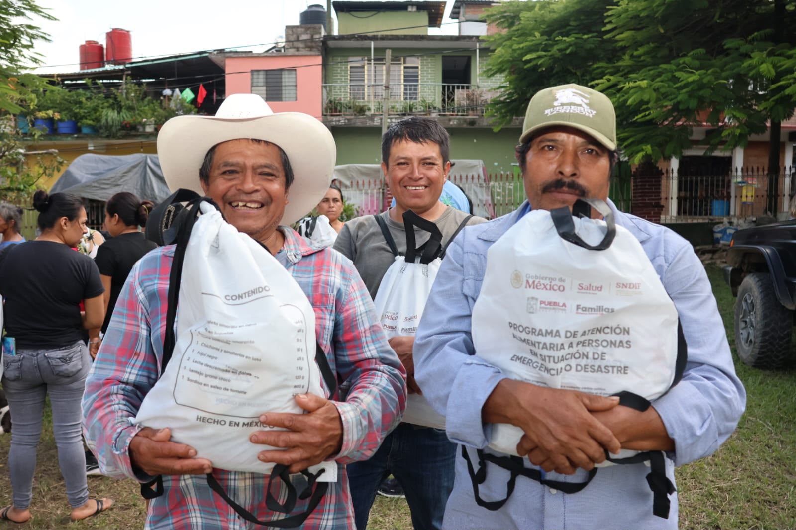 Acompaña y apoya SEDIF a familias de Tlaola ante deslaves