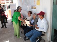 Benefician a más de 50 personas adultas mayores con jornada de salud auditiva en Casa del Abue