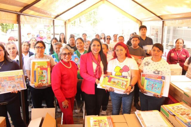 Entrega de libros de texto Tonantzin Fernández DIF